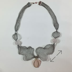 titanium wire mesh, rozenkwarts hart en kralen, 2 zilvren kralen en slotje, Danarts