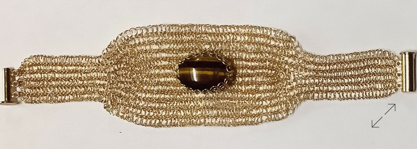 brede armband, bracelet, Daniëlle Broekhuizen-Mazzola, tijgeroog, verguld draad in ISK techniek en verguld slotje
