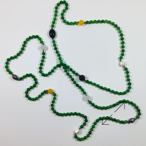 lange ketting (150 cm), Daniarts, 6mm smaragd, 2 gele agaat, 2 onyx, 2 barok parels, 2 wittw jade en 2 tahiti parels