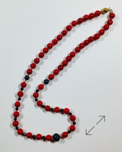 bloedkoraal, zwarte spinel, 2 kleine en 1 grote Tahiti parels, GF kralen en slotje, Danarts